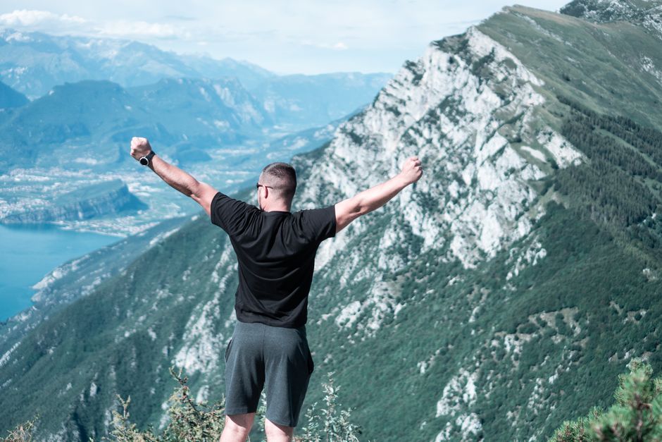 covjek na vrhu planine rasirenih ruku - motivacijski citati za zivot